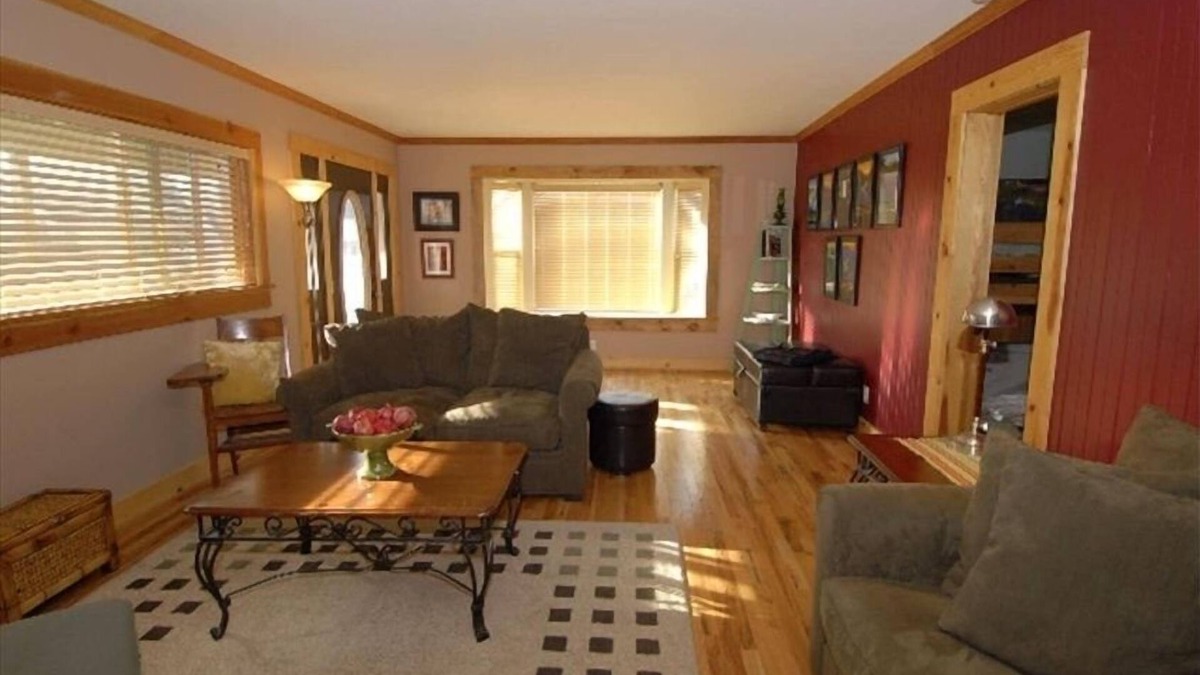 McCloud House | The McCloud Vacation Home on Mt. Shasta Sleeps 10+, Free Wifi
