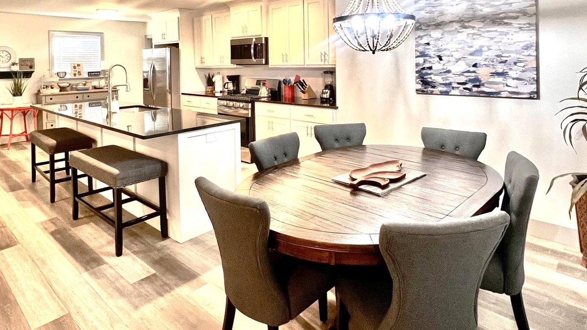 Springdale House | The McKinney. Centrally located. A few blocks from Emma St and Downtown.