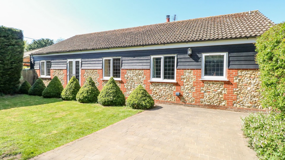 Billingford Cottage | THE MEADOWS COTTAGE, pet friendly, with open fire in Billingford