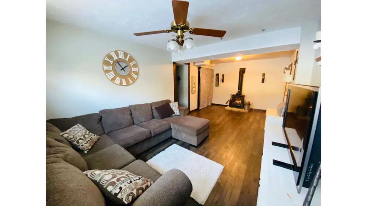 Bellevue House | The Meadows: Near Airforce Base, Forest, Fun and Zoo
