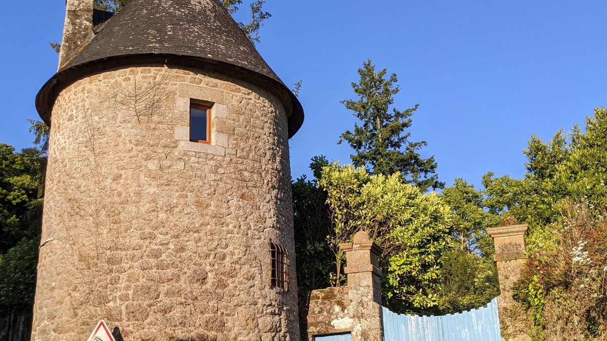 Saint-Germain-en-Cogles Apartment | The medieval tower of the Château de la Carrée *