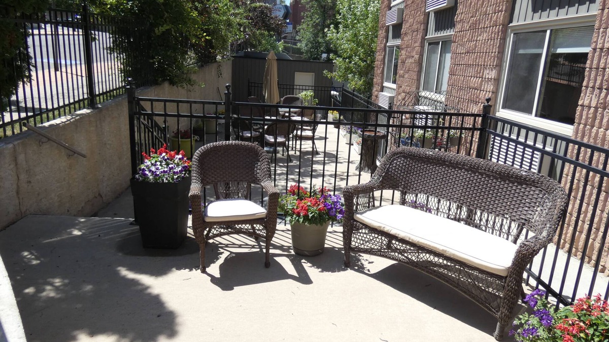 Medicine Hat Hotel | The Medicine Hat Villa
