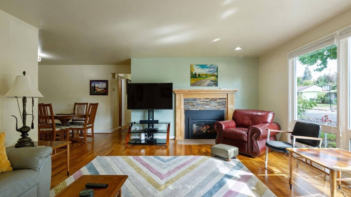 Friendly House | The Mellow Yellow: 2.2 mi to UO/3.5 mi to Autzen