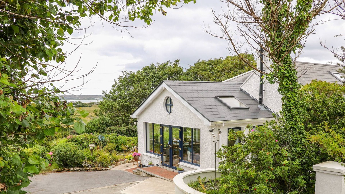 Maghery Cottage | THE MERMAID, pet friendly, with open fire in Dungloe, County Donegal