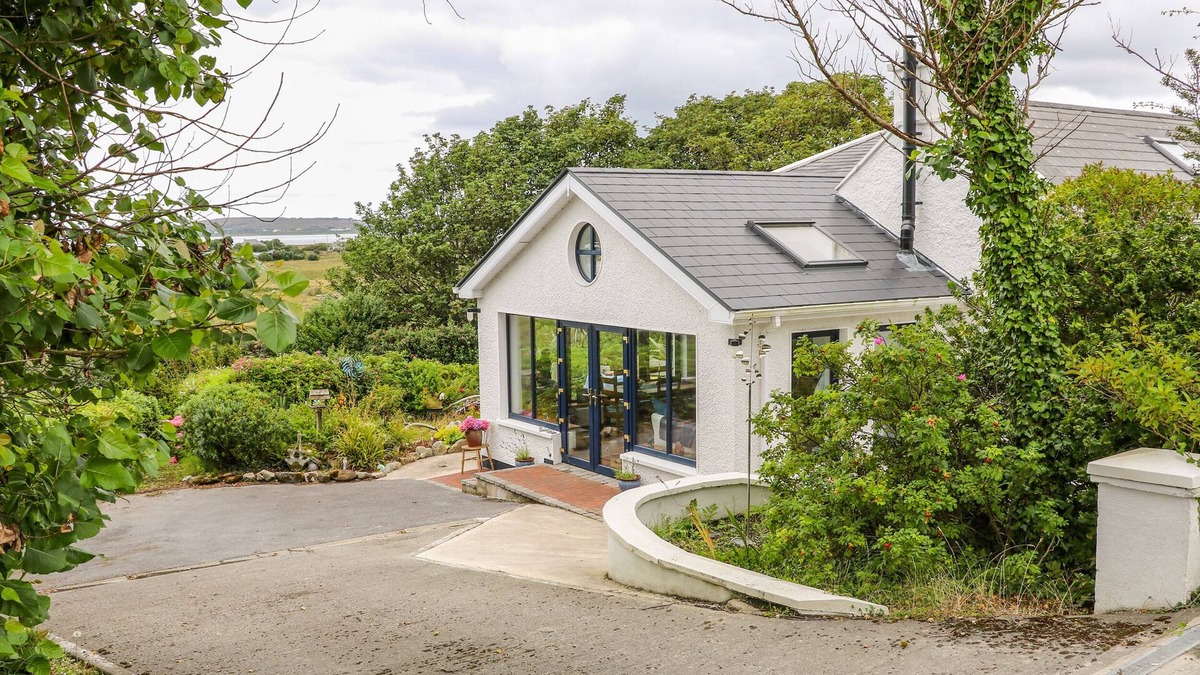 Maghery Cottage | THE MERMAID, pet friendly, with open fire in Dungloe, County Donegal