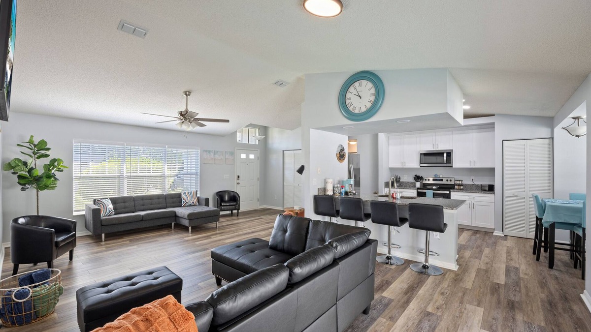 Spring Hill House | The Mermaid's Nest - Heated Pool Home - Weeki Wachee - Family Fun!