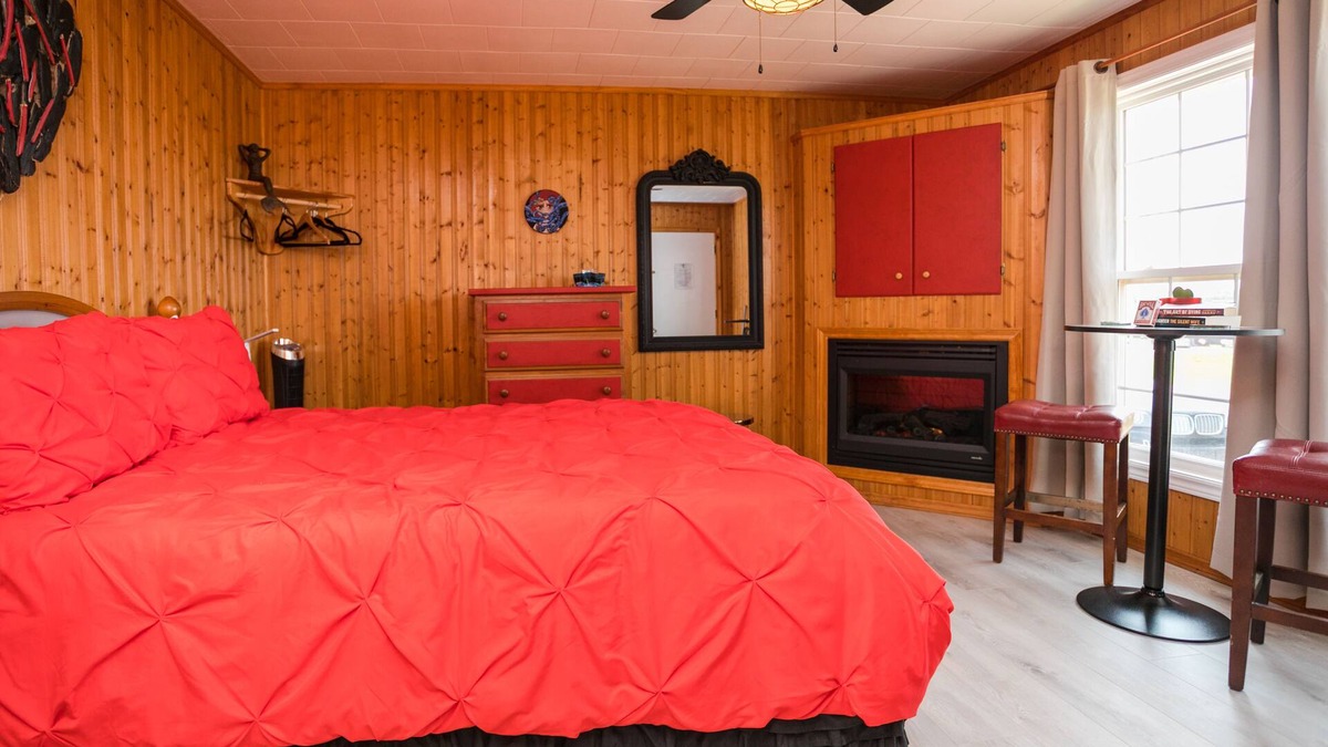 North Lake House | The Mermaid’s Cove is an Inviting Romantic Couple’s Retreat on the Harbour-side
