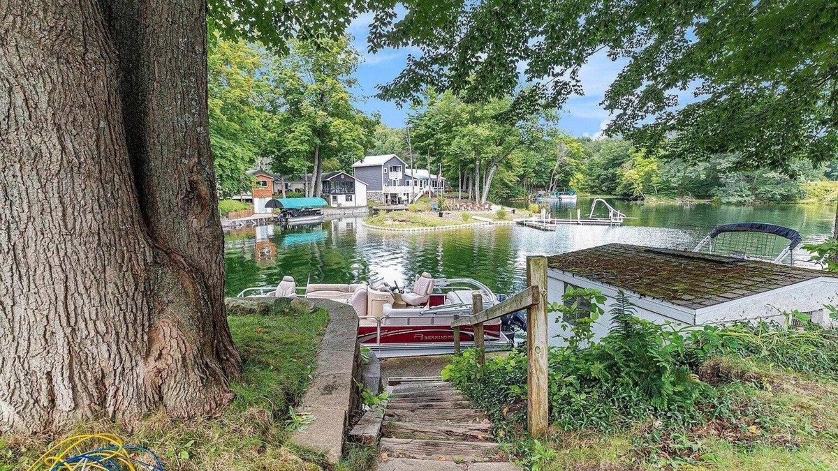 Mesick House | The Mesick Hideaway – 5BR/3BA Family Fun Spot w/Lake, River & Hiking Trails