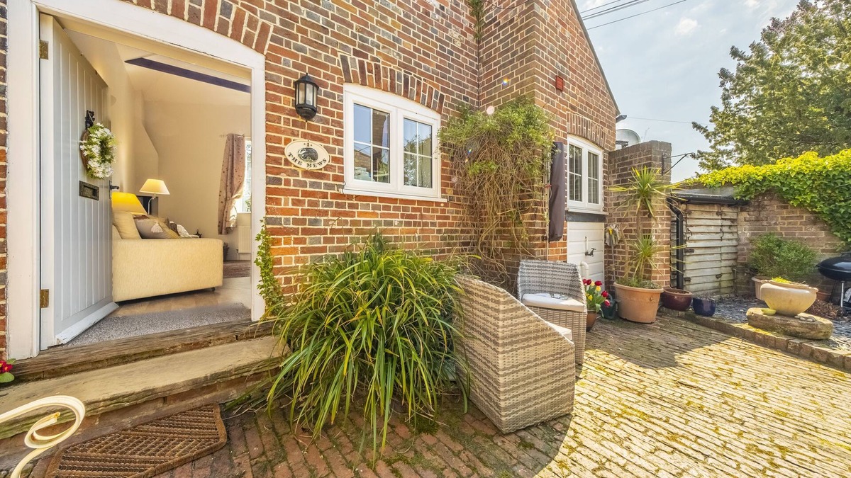 Goudhurst Cottage | The Mews - a beautiful cottage that sleeps 4 guests in 2 bedrooms