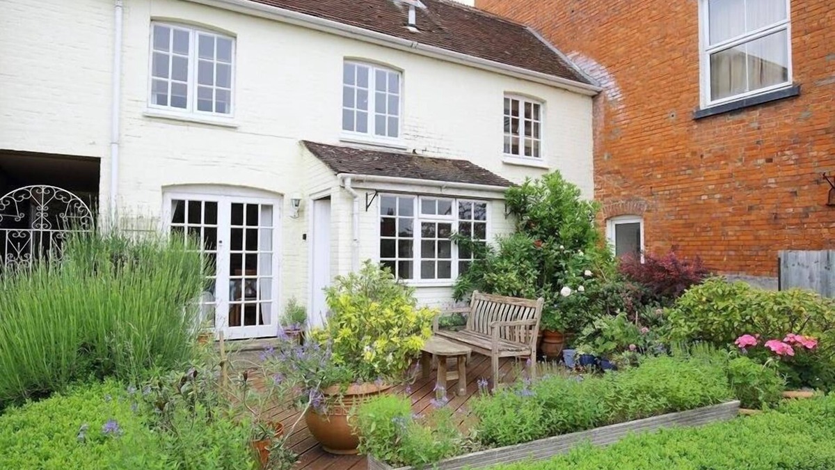 Tisbury Cottage | THE MEWS COTTAGE, pet friendly, with open fire in Tisbury, Near Bath
