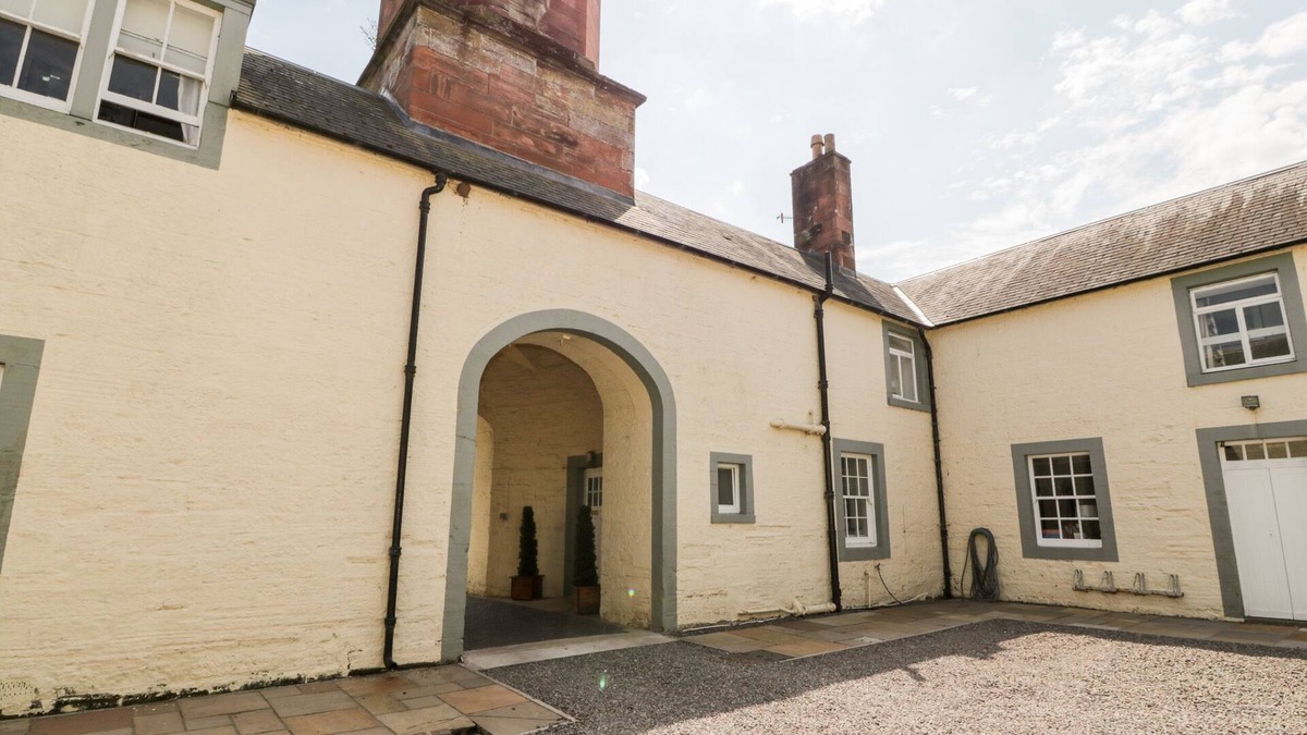 Newbridge Apartment | THE MEWS FLAT, pet friendly in Dalswinton