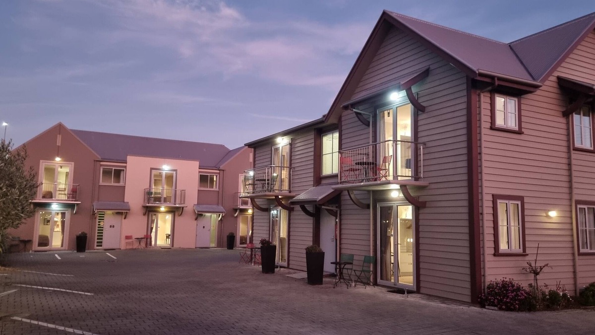 Oamaru Hotel | The Mews Oamaru