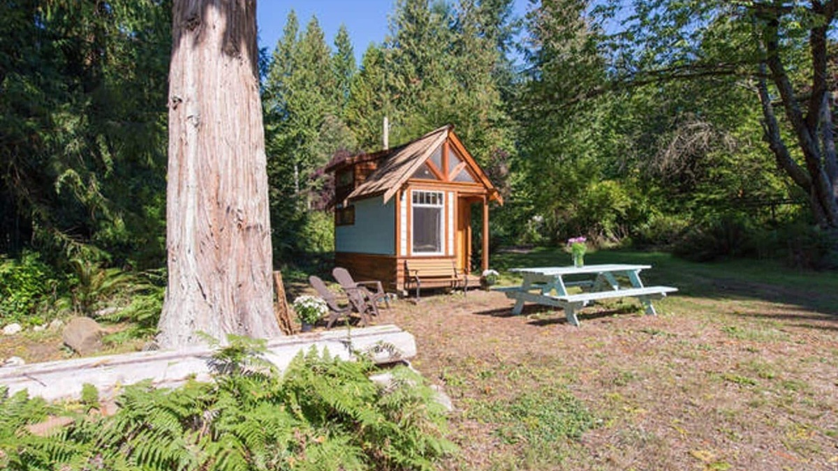 Roberts Creek Cabin | The Micro Cabin In Roberts Creek - 2 Minutes from the Beach!