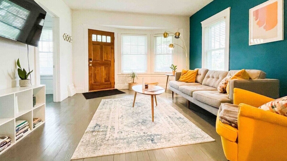Kamm's Corners Apartment | The MidCentury Modern 5 min to Airport PETS!