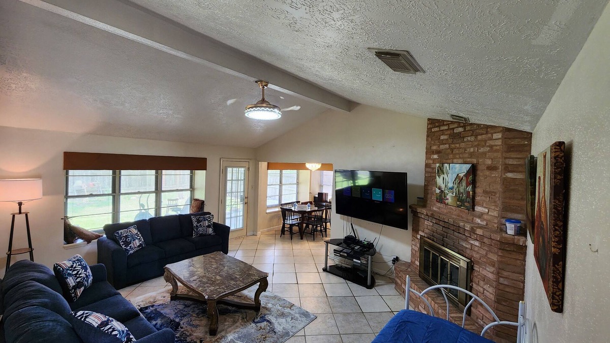 La Porte House | The Middle of EVERYWHERE. 30 min or less to Med. Center, Galleria, Kemah, Nasa