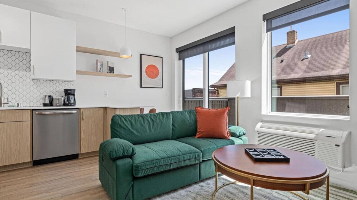 Lyn-Lake Apartment | The Midtown Greenway 1Bed Apt W/Gym + Rooftop