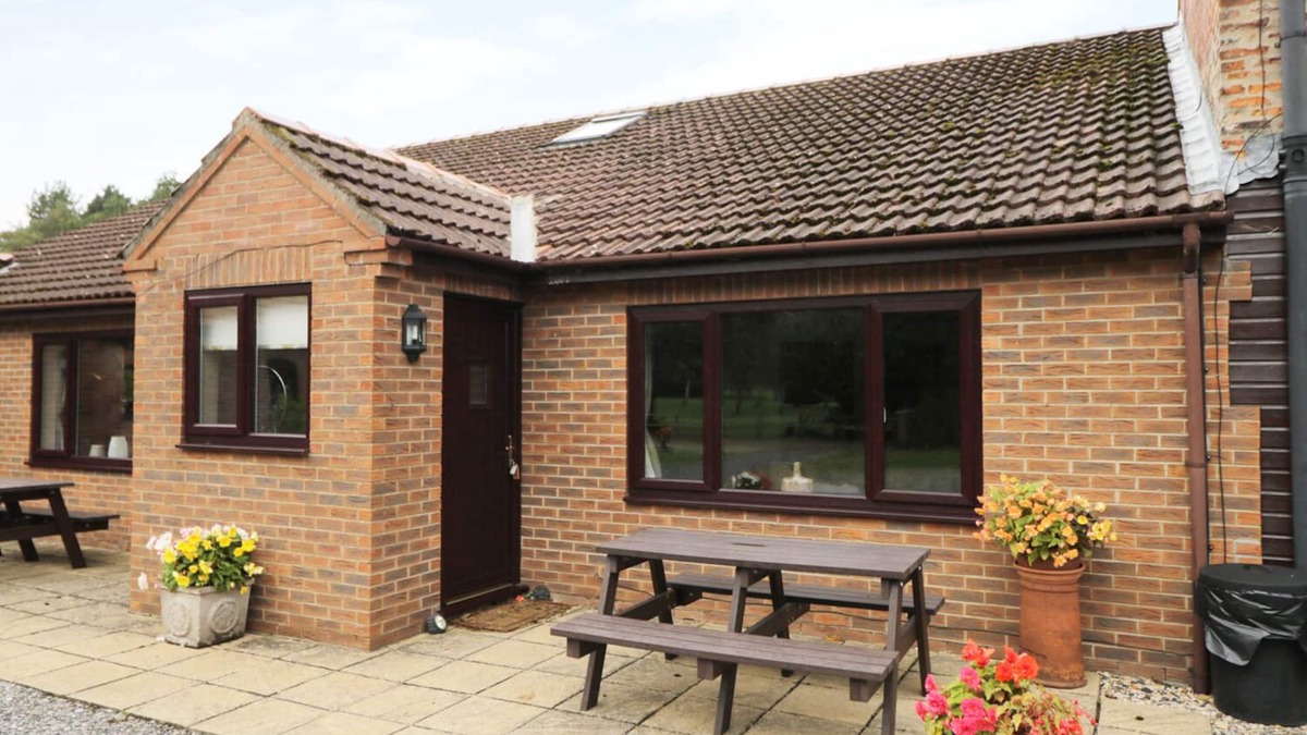 Storwood Cottage | THE MILKING PARLOUR, family friendly, with a garden in York
