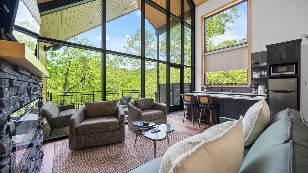 Hot Springs Cabin | The Miller Treehouse, Hot Tub, Near downtown
