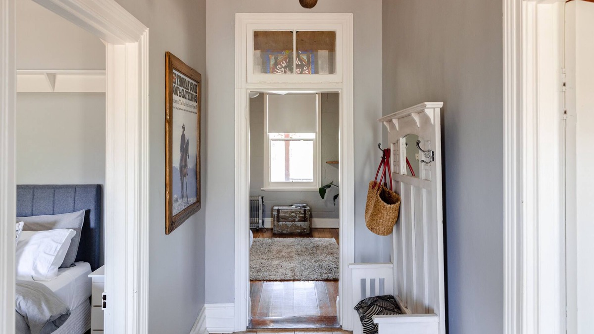 Corryong Bed & Breakfast | The Miners Cottage. Historic House in the Main street!