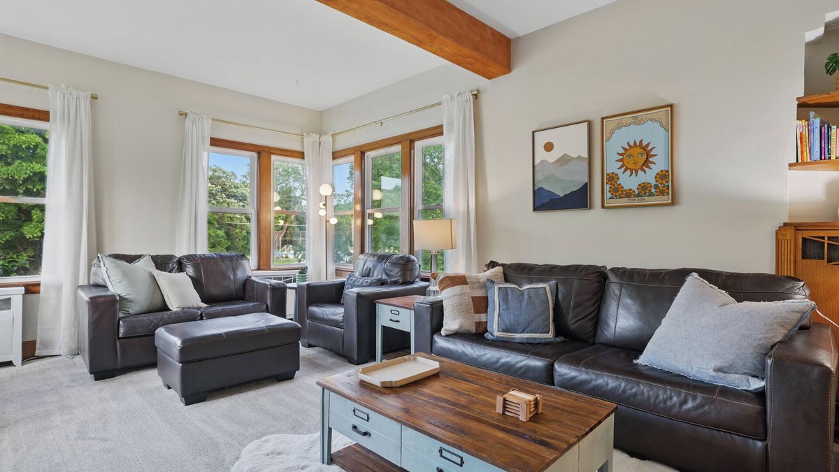 St. Anthony Park House | THE "MINNE" CASTLE~Pool~Hot tub~Bar~Sauna~Arcade!