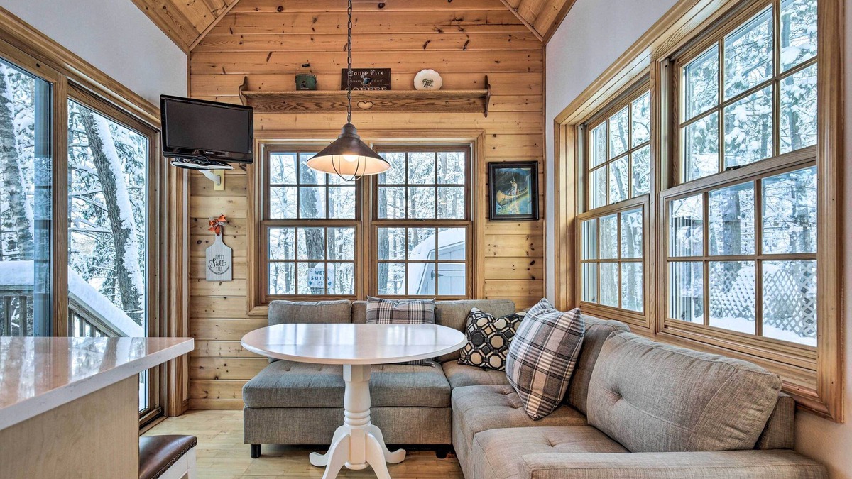 Hazelhurst Cabin | 'The Minocqua Blue House' w/Private Beach & Pier