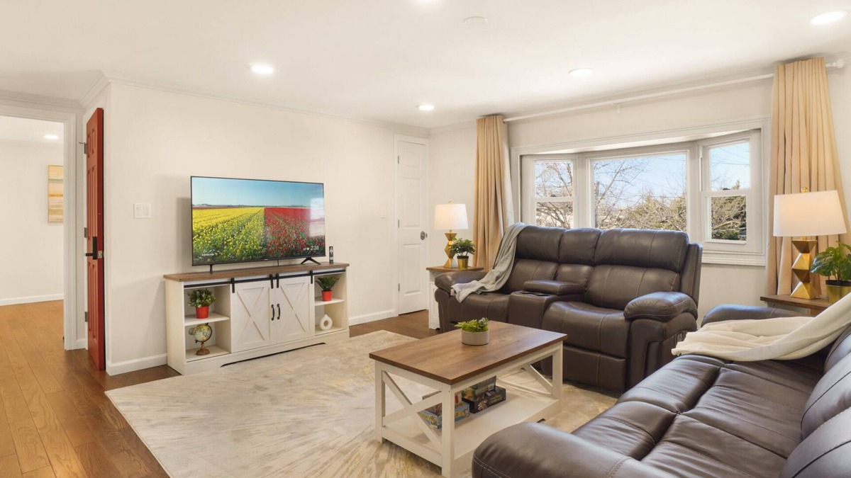 Valley Stream Apartment | The Mod Pad: 15 min from Airport: Free Parking