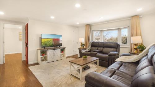 Valley Stream Apartment | The Mod Pad! 15 min from Airport, Free Parking!
