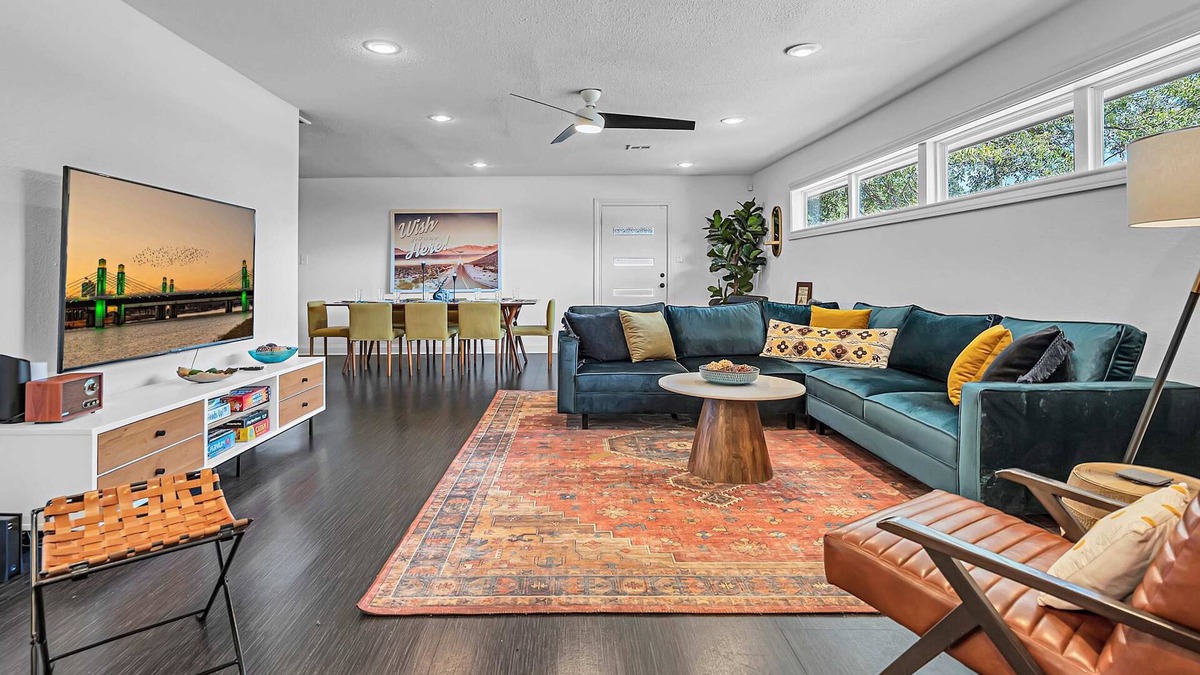 East Riverside House | The Mod Poppy | Large 5BR | 10 Mins to Waco Sights
