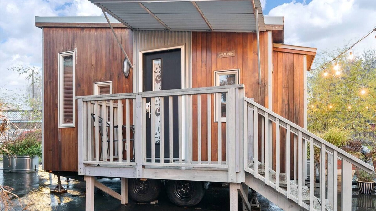 Kerns Hotel | The Modern - Custom Tiny Home w/Modern Vibe