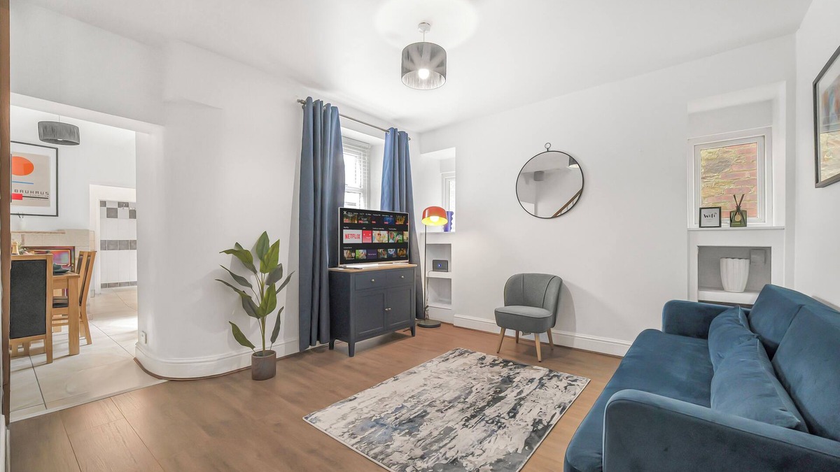 Llwchwr House | The Modern Cwtch House - Swansea