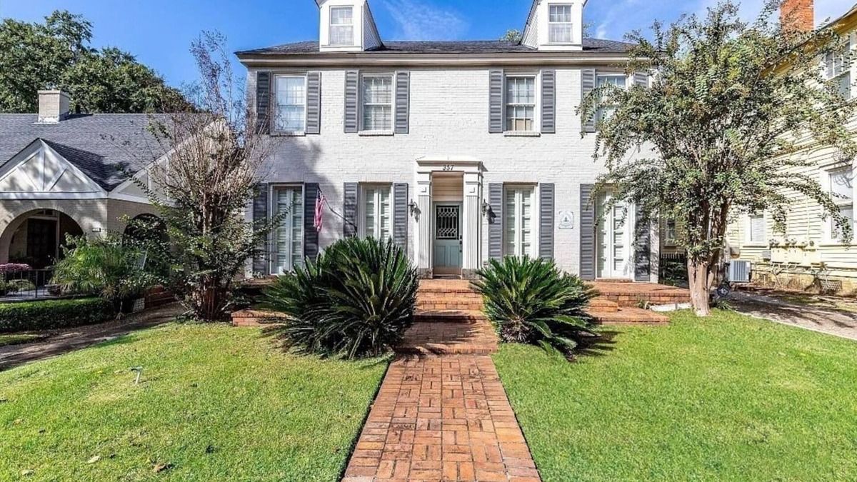 Montgomery House | The Montgomery Manor