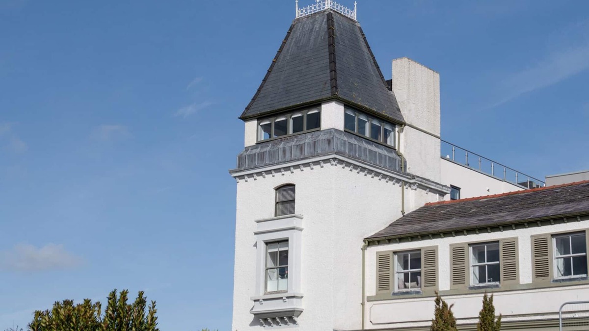 Deganwy Apartment | THE MOORINGS, country holiday cottage, with a garden in Deganwy