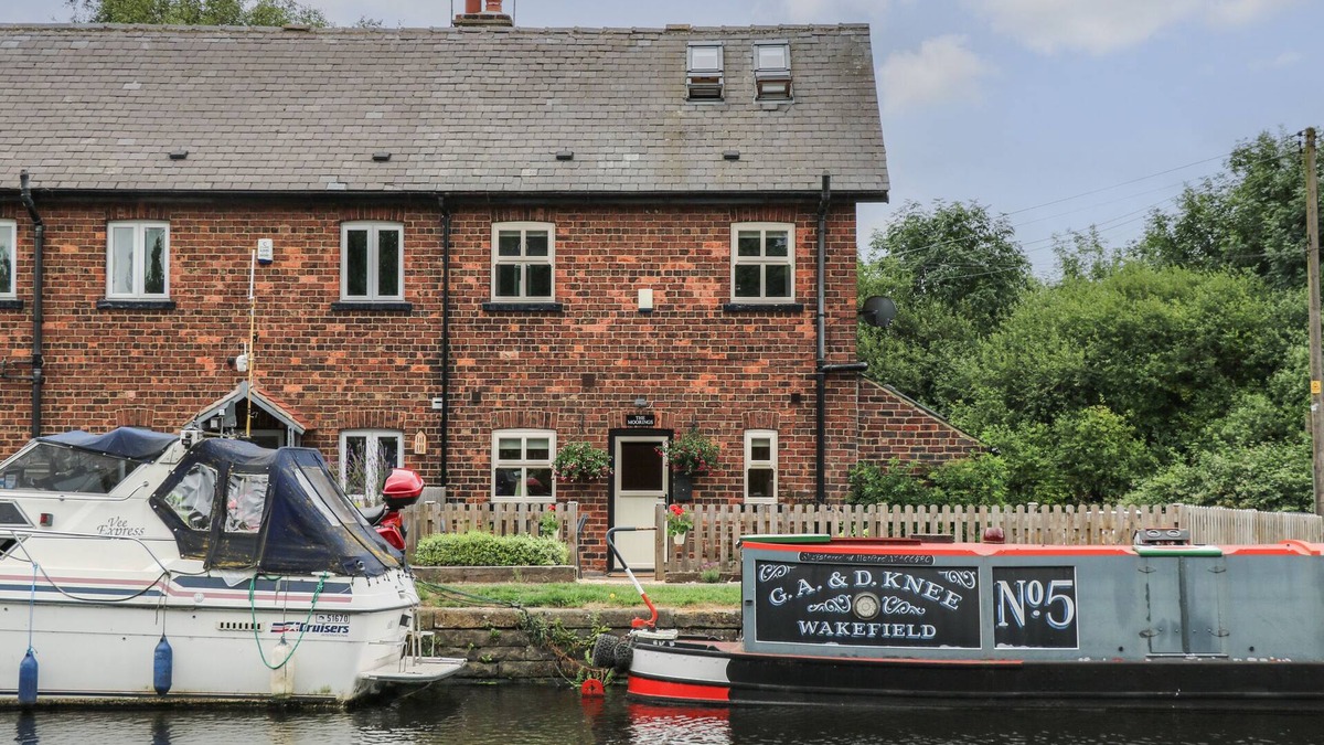 Stanley House | THE MOORINGS, pet friendly, character holiday cottage in Wakefield