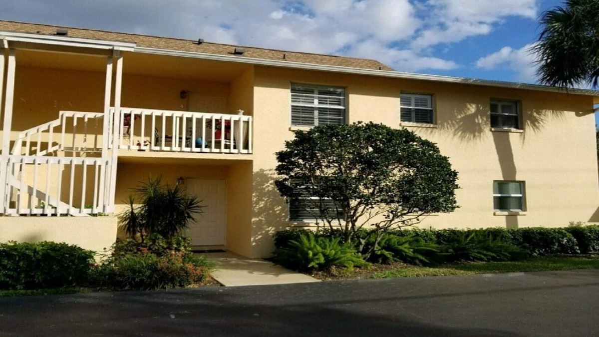 Moorings Condo | The Moorings within minutes of Gulf Beaches, golf and Old Naples & restaurants