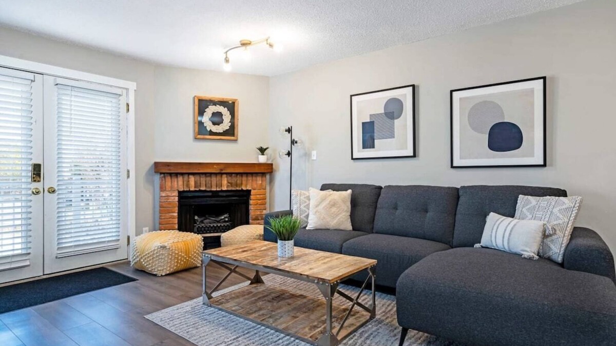 Collingwood Condo | The Moose Lodge - Modern Condo in Collingwood