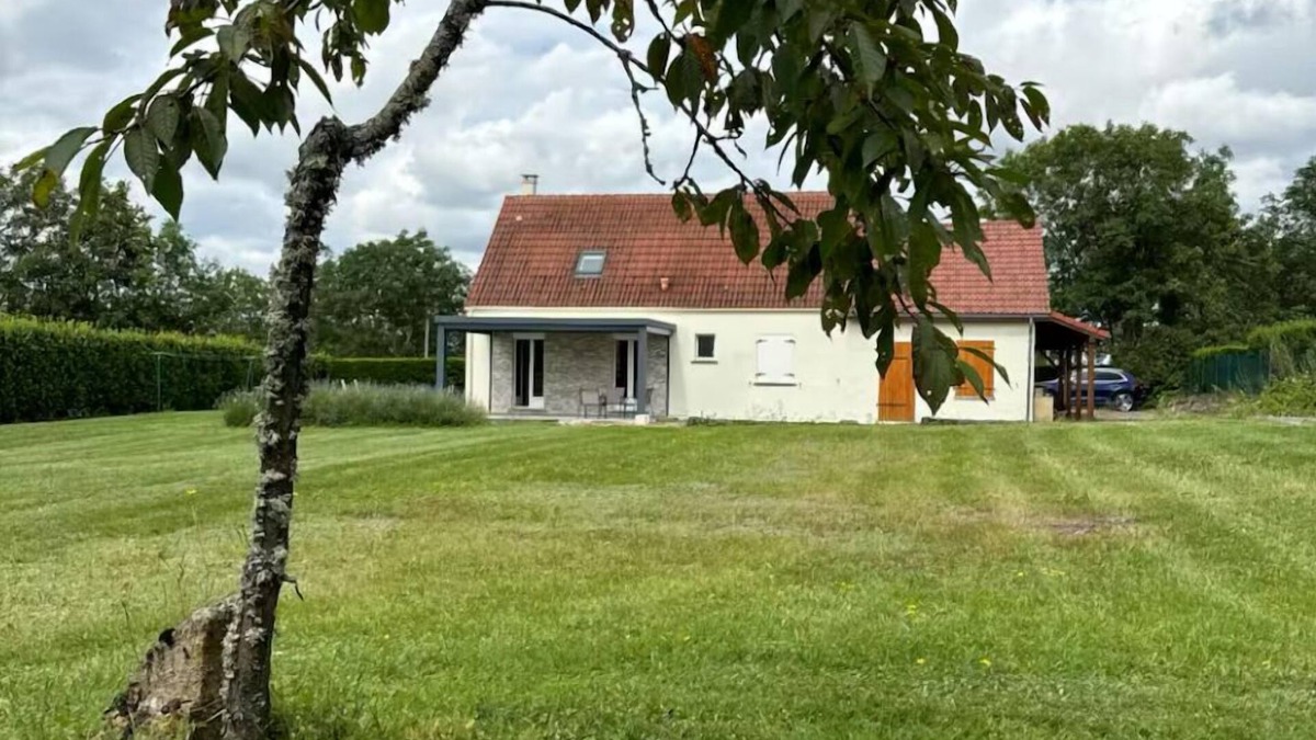 La Roche-en-Brenil House | The Morvan cocoon