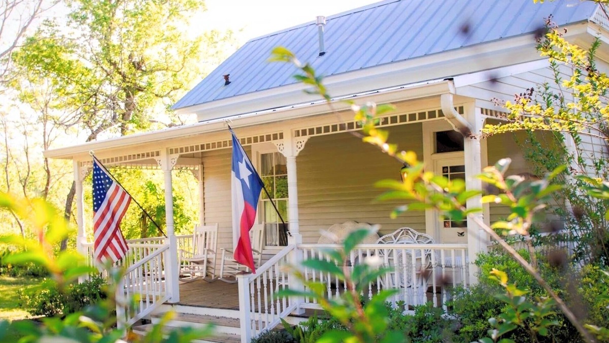 Chappell Hill Cottage | The Most 5 Star Reviews in Town ~ Circa 1900 ~ Private ~ Romantic ~ Pond ~ Fence