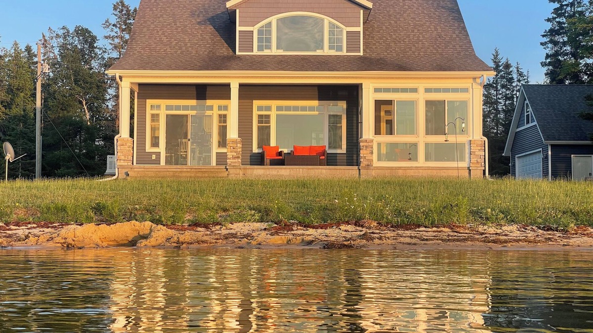 Gould City Cottage | The most Charming cottage in the U.P. with 4 bedrooms & WiFi, on Lake Milakokia