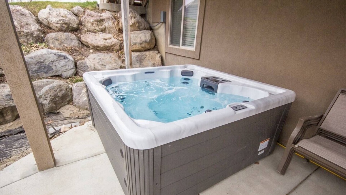 Cedar Hills House | The Mountain Escape | New Private Hot Tub | BBQ | Private Patio | Completely...