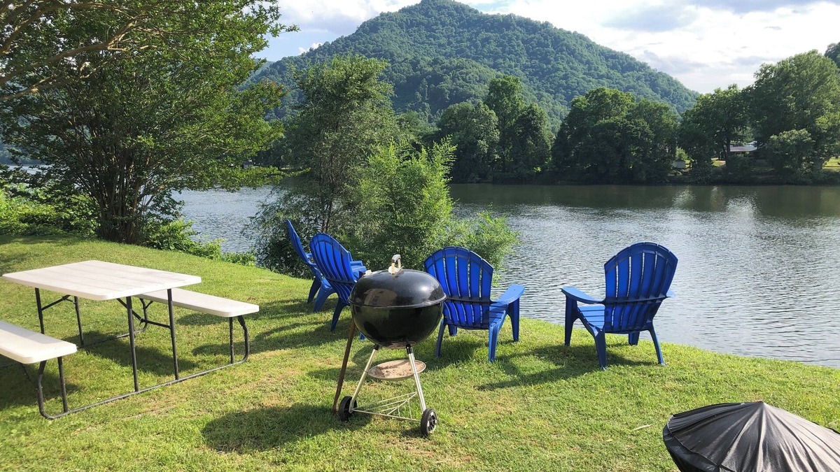 Mount Carbon Apartment | “The Mountain View” is a welcoming apartment with AC in charming Boomer by river