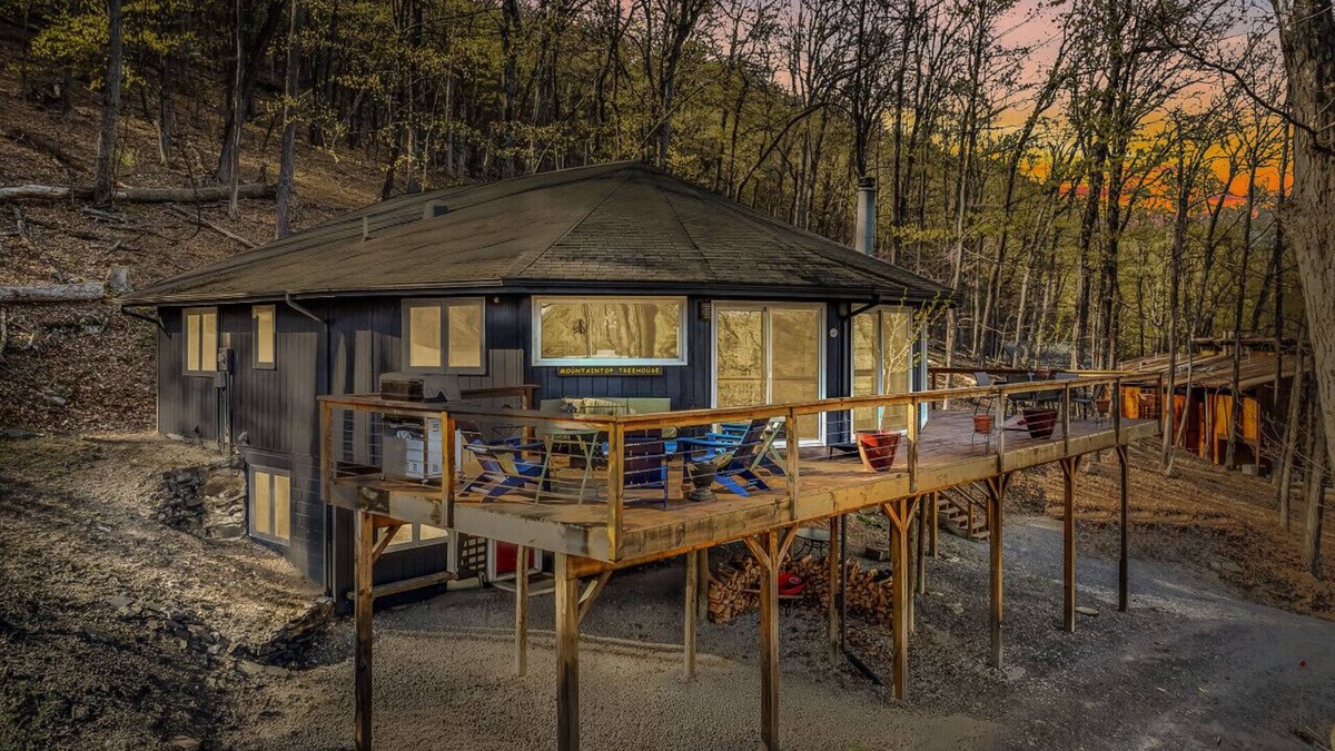 Berkeley Springs House | The Mountaintop Treehouse | Wifi | Game room | Fire Ring | BBQ Grill | Deck View