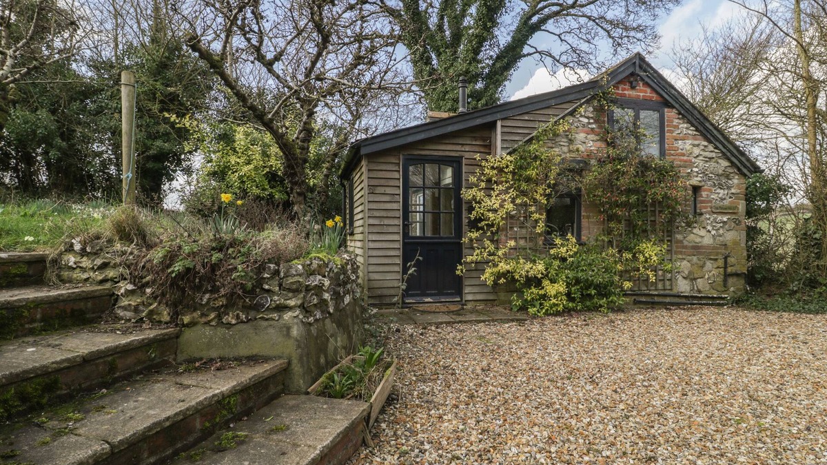 Winterborne Whitechurch Cottage | THE MOUSE HOUSE, pet friendly, with a garden in Milton Abbas