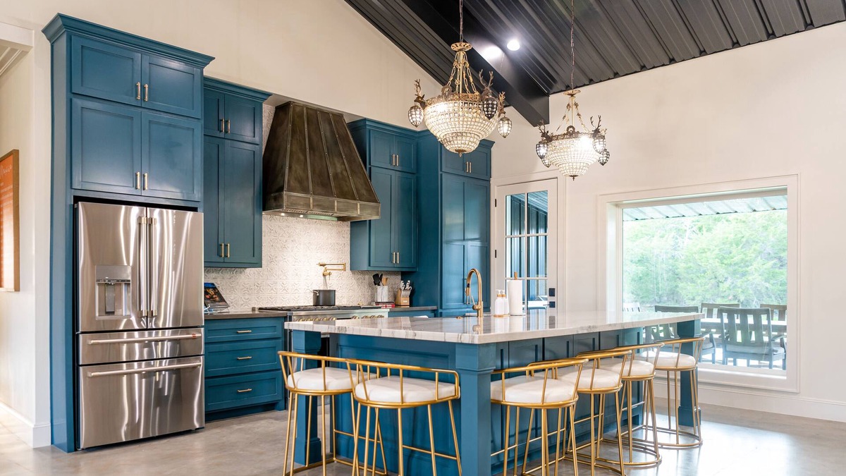 Fayetteville House | The Moxie: Luxe Barn Stay with Pool + Hot Tub + Game Room