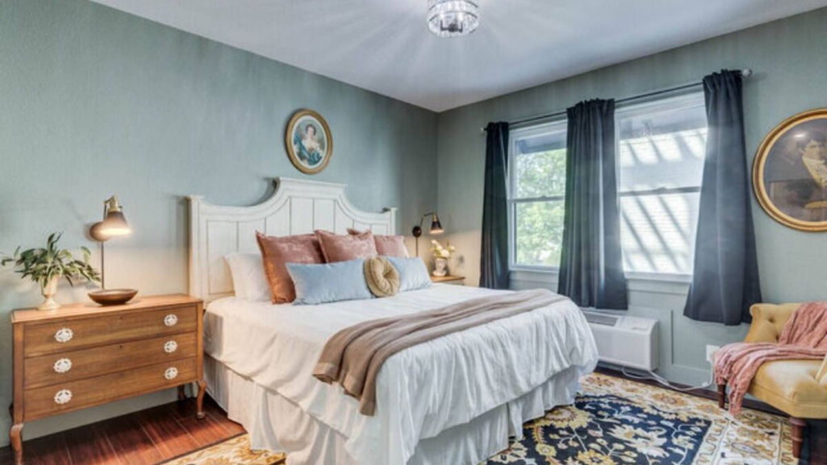 Historic Downtown Manteo Apartment | The Mozart's Hideaway Room