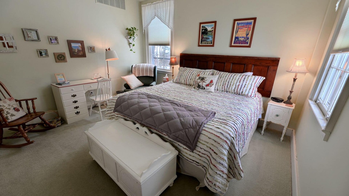 Canandaigua Bed & Breakfast | The Muir - Exclusive Ensuite, Garden View