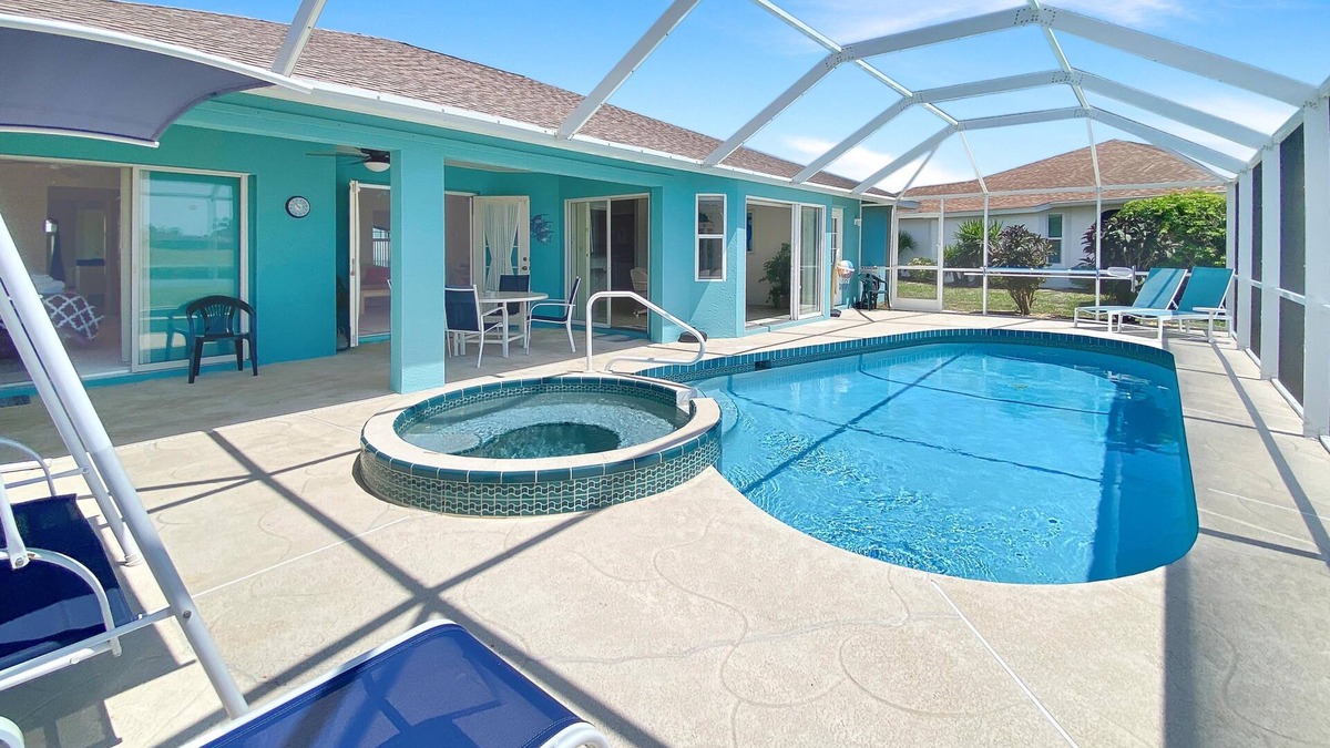 Pebble Beach Villa | The Mumbles, full refund*, heated pool, sleeps 6