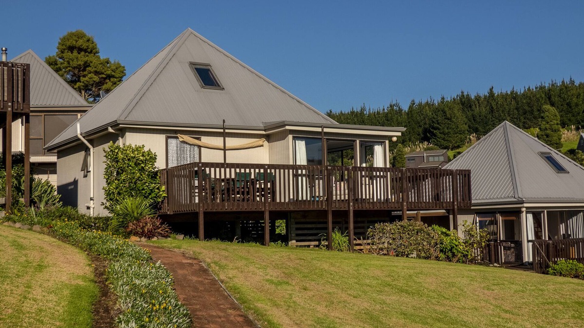 Onemana Cottage | The Music Lounge - Onemana Holiday Chalet