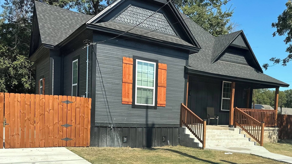 East Riverside House | The Mustard Seed Cottage-Charming 3-BR Craftsman conveniently located downtown!
