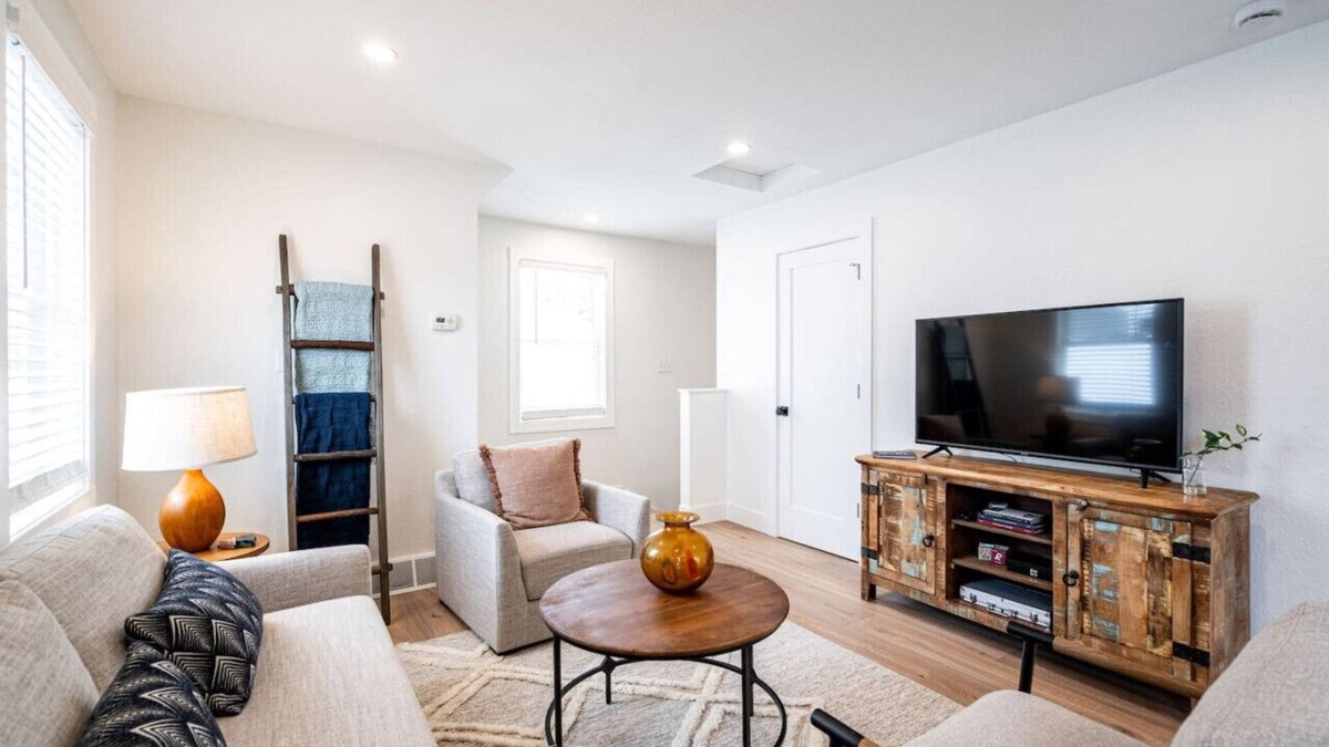 Delafield Apartment | The Nagawicka Loft- Dog Friendly, Prime Location, Pontoon Rental
