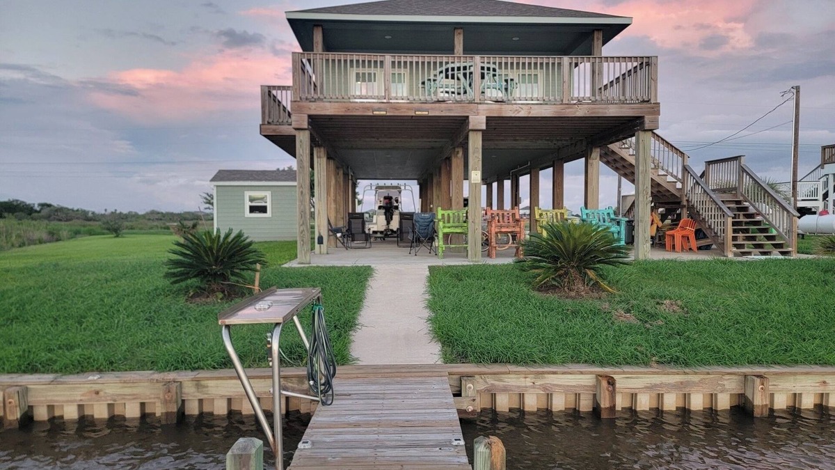 Cedar Lane House | “The Nauti Seagull” Fish right off the pier, huge peaceful lot & Amazing sunsets